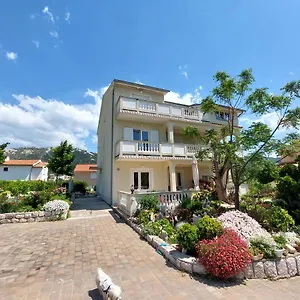 Apartman Velinka, Mundanije