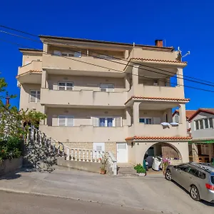 Apartman Marija, Mundanije